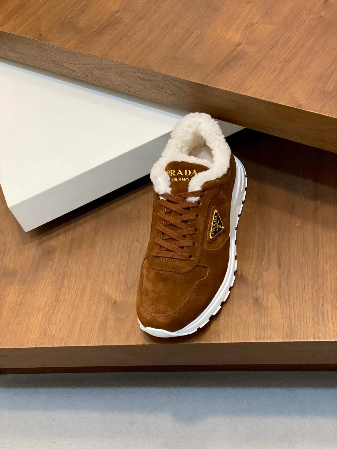 💰780 Prada/Prada Autumn and winter men's leather lace-up sneakers. Top-quality goods produced in Dongguan. Imported Nappa cowhide leather upper with raised layered design. Light and breathable, soft and comfortable. Genuine calfskin leather edging has a distinctive sporty style. The leather tongue is equipped with the classic PRADA letter red rubber label badge to fully display the brand style. The transparent air-cushion midsole is equipped with a lightweight tread rubber outsole. It is light and increased by about 4CM. The inner lining is Excellent foot feel. Comes with original packaging. 38-44 (customized at 45). Size: 39-40-41-42-43-44. Standard leather shoe size.